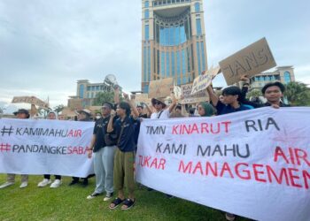 PERHIMPUNAN Suara Mahasiswa UMS tuntut selesai masalah air Sabah di depan Menara Kinabalu, di sini hari ini.