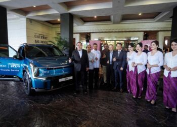 ANTHONY Loke Siew Fook bersama kereta Kia EV9 yang digunakan sebagai kenderaan penumpang kelas perniagaan Batik Air selepas majlis menandatangani perjanjian persefahaman (MoU) di antara Batik Air dengan Kia di Hotel Sama-Sama, Sepang, semalam. - UTUSAN/ FAISOL MUSTAFA