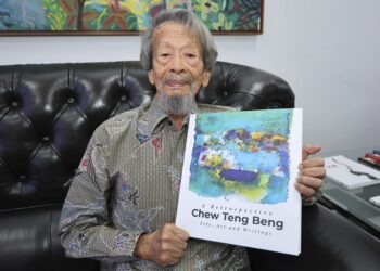 KUALA LUMPUR, 17 MEI 2024 - Sesi temubual bersama Seniman, Dr Chew Teng Beng ketika pelancaran bukunya bertajuk "A Retrospective: Chew Teng Beng - Life, Art and Writings" di Balai Seni Negara di sini hari ini. GAMBAR - AMIR KHALID / PEMBERITA - ROSALINDA ( UTUSAN )