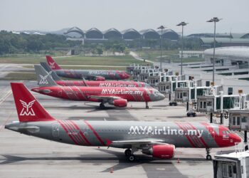 Syarikat penerbangan MYAirline menghentikan operasi serta-merta pada 12 Oktober tahun lalu sehingga mengakibatkan ramai penumpang terkandas. - UTUSAN/FAISOL MUSTAFA