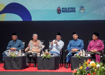 ANWAR Ibrahim ketika sesi dialog pada Himpunan Aspirasi MADANI Rakan Pembimbing Perkhidmatan Awam (AKRAB) sebagai Penggerak Perubahan Perkhidmatan Awam di Pusat Konvensyen Antarabangsa Putrajaya (PICC) di sini, semalam. - UTUSAN/FAISOL MUSTAFA