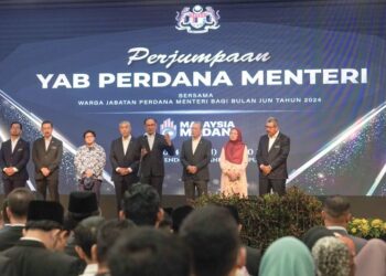 ANWAR Ibrahim ketika berucap dalam Perhimpunan Bulanan Warga Jabatan Perdana Menteri menyatakan semua Perdana Menteri sebelum ini telah setuju tetapi tetapi tidak ada tekad politik untuk melaksanakan penyasaran subsidi. – UTUSAN/FAISOL MUSTAFA