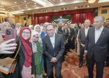 Anwar Ibrahim beramah mesra dengan kakitangan awam pada Majlis Perjumpaan Bersama Warga Jabatan Perdana Menteri  Bagi Bulan Jun Tahun 2024 di Puspanitapuri, Putrajaya di sini semalam. 
– utusan/FAISOL MUSTAFA