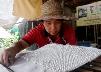 Yeoh Seong Huat menyusun  bedak sejuk  dihasilkan secara tradisional sebelum dikeringkan di kediamannya di Kampung Kuala Jalan Bharu,  Balik Pulau. - MINGGUAN/IQBAL HAMDAN