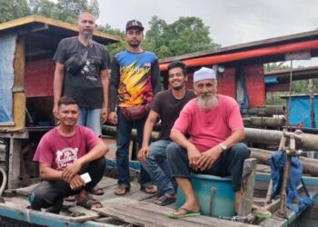 NELAYAN di Kerian kecewa dengan dakwaan mereka menjual diesel kepada pihak lain ketika ditemui di Parit Buntar. – UTUSAN/WAT KAMAL ABAS