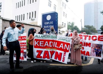 Ahli keluarga suspek kes bunuh Zayn Rayyan berhimpun di hadapan Mahkamah Majistret Petaling Jaya, semalam.