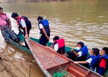 BOT dan perahu menjadi keperluan penting murid sekolah yang tinggal di Pitas.