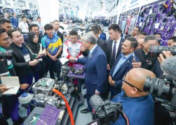 PELAJARUMPSA yang mengikuti program MYCHAT berpeluang bertemu dengan Ahmad Zahid Hamidi semasa berkunjung ke Beifang International Group di China.