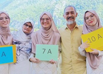 (Dari kiri) Norain Nabiha, Norain Najiha dan Norain Nasuha bergambar dengan ibu bapa mereka selepas menerima sijil penghargaan di Sekolah Menengah Kebangsaan Baling,  baru-baru ini.