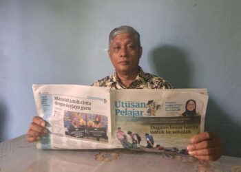 ABD MANAF Mat menunjukkan keluaran Utusan Pelajar baru-baru  ini.