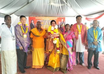 K. Saraswathy (tengah)  bergambar bersama tetamu pada  Majlis Sambutan Ulang Tahun Kuil Dan Perayaan Aandu Thiruvizha Ke 108 Tahun Dan Program Perpaduan 'Semarak Perpaduan' di ladang Kerilla, Tanah Merah, Kelantan - UTUSAN/ROHANA ISMAIL.