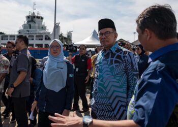 Kapsyen: Bukan mudah untuk melaksanakan semua agenda dan fokus utama ini tanpa sokongan semua pihak mencakupi pimpinan politik, penjawat awam, pekerja swasta, para majikan dan seluruh anggota masyarakat. - Gambar Anwar Ibrahim