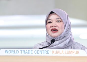 MENTERI Pendidikan, Fadhlina Sidek berucap pada Majlis Penutup Pesta Buku Antarabangsa Kuala Lumpur (PBAKL) 2024 di Pusat Dagangan Dunia (WTC) Kuala Lumpur di sini hari ini. - UTUSAN / AMIR KHALID