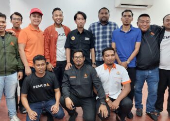 ADAM Adli (berdiri, tengah) bersama sebahagian daripada jentera sayap Pemuda Kerajaan Perpaduan di Nibong Tebal, Pulau Pinang, malam tadi.
