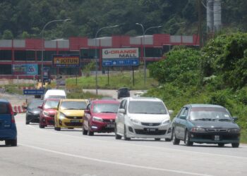 PERTAMBAHAN jumlah kenderaan yang melalui  Jalan Gua Musang-Kuala Krai menuju bandar Gua Musang, Kelantan semakin meningkat selepas perantau kembali semula ke ibu kota hari ini-UTUSAN/AIMUNI TUAN LAH