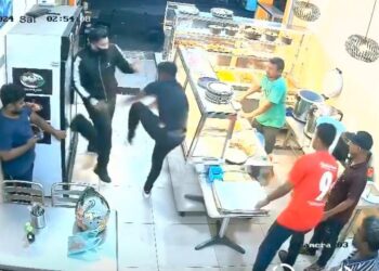 TANGKAP layar yang diambil daripada rakaman kamera litar tertutup (CCTV) menunjukkan dua lelaki (berbaju hitam) sedang bergaduh di sebuah kedai makan di George Town, Pulau Pinang