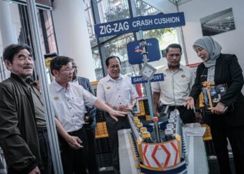 AHMAD MASLAN (tengah) ketika melawat gerai pameran sempena Program Seminar Jalan Bandar @ Penang 2024 di Butterworth Arena, Pulau Pinang.-UTUSAN/FAIZ ALIF ZUBIR