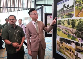 ZAIRIL Khir Johari (kanan) meninjau pameran mengenai projek adaptasi iklim berasaskan alam semulajadi Pulau Pinang di Bayan Lepas, Pulau Pinang.