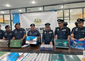 MOHD. Nasir Deraman (tiga kiri) bersama pegawai kanan Kastam Sabah menunjukkan minuman keras yang dirampas semasa sidang akhbar di Kota Kinabalu hari ini.