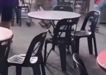 TANGKAP layar yang diambil daripada satu rakaman video tular menunjukkan berlakunya satu pergaduhan menggunakan senjata di sebuah kedai makan di Jelutong, George Town, Pulau Pinang