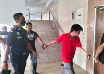 ADAM Tan Aik Kah (berbaju merah) didakwa di Mahkamah Majistret George Town, Pulau Pinang kerana bergaduh di tempat awam