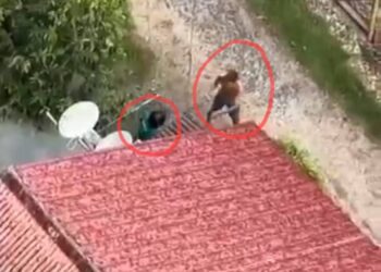 TANGKAP layar yang diambil daripada satu rakaman video menunjukkan dua lelaki (dalam bulatan merah) sedang bergaduh dengan menggunakan senjata di Jelutong, George Town, Pulau Pinang