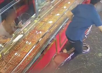 TANGKAP layar yang diambil daripada satu rakaman video menunjukkan seorang lelaki (kanan) cuba melarikan diri selepas mencuri barang kemas di sebuah kedai emas di Bandar Perda, Bukit Mertajam, Pulau Pinang