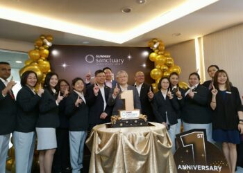 PRESIDEN Kumpulan Penjagaan Kesihatan Sunway, Datuk Lau Beng Long (tengah) ketika acara memotong kek sebagai simbolik sambutan ulang tahun pertama Sunway Sanctuary.