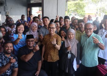 FAHMI Fadzil (tengah) ketika menghadiri Program Sembang Santai Komuniti Madani di Sungai Bakap, Nibong Tebal, Pulau Pinang.-UTUSAN/IQBAL HAMDAN