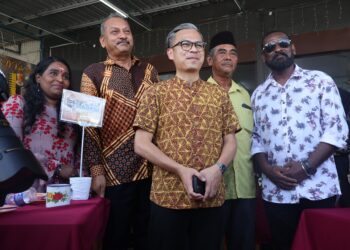 FAHMI Fadzil (tengah) ketika menghadiri Program Sembang Santai bersama Ketua Komuniti Madani Parlimen Nibong Tebal di Sungai Bakap, Nibong Tebal, Pulau Pinang.-UTUSAN/IQBAL HAMDAN