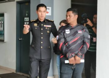 SAHARUDIN Anuar Abu Hasan, hadir ke Mahkamah Majistret Seremban hari ini bagi berdepan pertuduhan gagal mematuhi Award Tribunal Tuntutan Pengguna Malaysia (TTPM) berjumlah RM17,500 kepada seorang penuntut.-UTUSAN/NOR SHAFAWATI YUP.