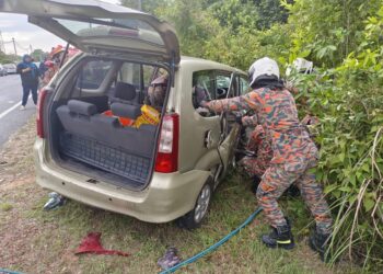 ANGGOTA bomba membantu mengeluarkan mangsa yang terkorban dalam kemalangan di Kilometer 7.0 Jalan Kuala Sedili-Sedili Kechil di Johor petang semalam.