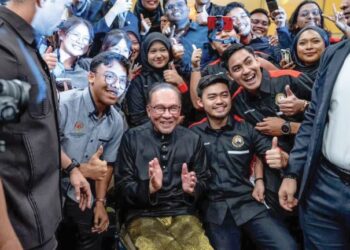 ANWAR Ibrahim selepas perasmian Majlis Peluncuran Modul Latihan Kenegaraan Malaysia di Dewan Seri Siantan, Perbadanan Putrajaya pada 5 Mei lalu.
– FB ANWAR IBRAHIM