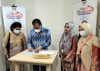 Dzulkefly Ahmad (dua dari kiri) ketika merasmikan Klinik Kesihatan (Jenis 3) Air Putih, di Balik Pulau, Pulau Pinang.