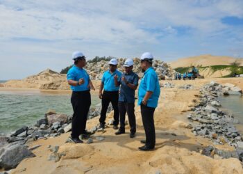 NOORAZMAN Soud (dua, kanan) meninjau Projek Pemulihan Muara Sungai Setiu selepas Majlis Sambutan Pencapaian 500,000 Masa Kerja Tanpa Kemalangan di Kampung Mangkuk, Setiu, semalam. - UTUSAN/ZAID MOHD. NOOR