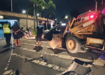 SEORANG terbunuh manakala tiga lagi cedera selepas kereta yang mereka naiki terbabas sebelum merempuh sebuah jengkaut di Lebuhraya Tun Dr. Lim Chong Eu, Bukit Dumbar, Pulau Pinang awal pagi tadi.