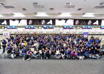 PENGAMAL media dan kakitangan MBPJ bergambar sebelum pertandingan boling bermula di di Sunway Mega Lanes, Sunway Pyramid Mall, semalam.