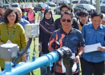 MUSTAPHA Sakmud (dua dari kanan) semasa meninjau masalah air yang berlaku di UMS, Kota Kinabalu hari ini.