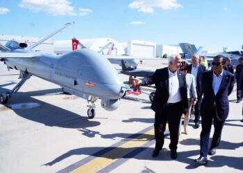 Mohamed Khaled Nordin (kanan) melihat pesawat yang terdapat di Turkish Aerospace Industries sempena lawatan kerja ke Turkiye di Ankara hari ini. - FAUZI BAHARUDIN/UTUSAN