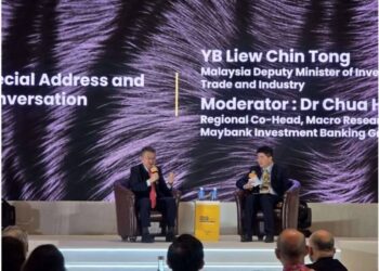 LIEW Chin Tong (kiri) ketika menyampaikan ucapan sempena Invest ASEAN 2024  di Setia SPICE Convention Centre, Pulau Pinang