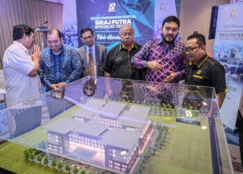 Raja Muda Selangor, Tengku Amir Shah Sultan Sharafuddin Idris Shah diiringi Pengerusi Sirage Medco Sdn Bhd, Datuk Seri Syed Razlan Syed Putra Jamalullail menyaksikan Ketua Pegawai Eksekutif Sirage Medco Sdn Bhd, Asrul Muniff Azizan bertukar dokumen perjanjian (MoU) dengan Pengarah YT Medical City Sdn Bhd, Azhar Zahari ketika majlis pelancaran Projek Pembangunan Hospital Siraj Putra Specialist Centre di Le Meridien Putrajaya di sini, hari ini. - UTUSAN/FAIZ ALIF ZUBIR