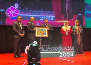 DATUK SERI AMIR HAMZAH AZIZAN (tengah) bersama Presiden Institut Akauntan Malaysia, Datuk Seri Dr. Mohamad Zabidi Ahmad (dua dari kiri) merasmikan Persidangan Akauntan Antarabangsa MIA 2024
di Pusat Konvensyen Kuala Lumpur hari ini. - ZAKKINA WATI AHMAD TARMIZI