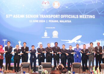 ANTHONY Loke Siew Fook (tujuh dari kiri) bergambar bersama pegawai kanan pengangkutan ASEAN sempena 57th Asean Senior Transport Offical Meeting (STOM) di George Town, Pulau Pinang.