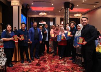 ZAWAWI Othman (lima kiri) beramah mesra dengan pengamal media yang diraikan di pada Majlis Penghargaan dan Anugerah Perkhidmatan Cemerlang Kesedar di Kota Bharu, kelantan malam tadi-UTUSAN/KAMARUL BISMI KAMARUZAMAN.