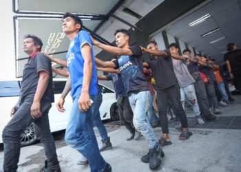 WARGA asing yang ditahan D3 Jabatan Siasatan Jenayah (JSJ) Bukit Aman ketika Ops Pintas Mega di sekitar Puchong. - UTUSAN/SADDAM YUSOFF