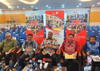 RAMANAN Ramakrishnan (tengah) ketika sidang media Program Skim Pembiayaan Usahawan Masyarakat India (SPUMI), Kuala Lumpur, hari ini. - UTUSAN/AHMAD FITRI MOHD AS'RI