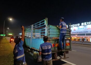 BEBERAPA anggota penguatkuasa JPV Pulau Pinang menjalankan pemeriksaan permit pemindahan ternakan sebelum haiwan ternakan itu dibawa ke lokasi yang ditetapkan bagi melaksanakan ibadah korban.