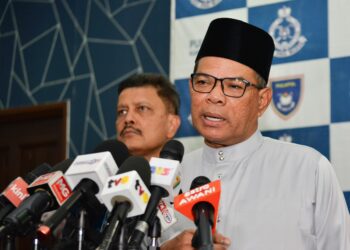 SAIFUDDIN Nasution Ismail ketika sesi sidang akhbar pada Majlis Pemakaian
Pangkat Secara Medan di Pusat Latihan Polis Kuala Lumpur hari ini. UTUSAN/ SYAKIR RADIN