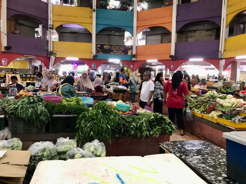 Perantau Kelantan ‘serbu’ Pasar Besar Siti Khadijah beli keperluan sambut Aidiladh esok