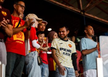 Pemain Selangor, Faisal Halim hadir menyaksikan Perlawanan Piala FA antara Selangor menentang Negeri Sembilan, di Stadium Majlis Bandaraya Petaling Jaya, di sini hari ini. Foto: SHIDDIEQIIN ZON